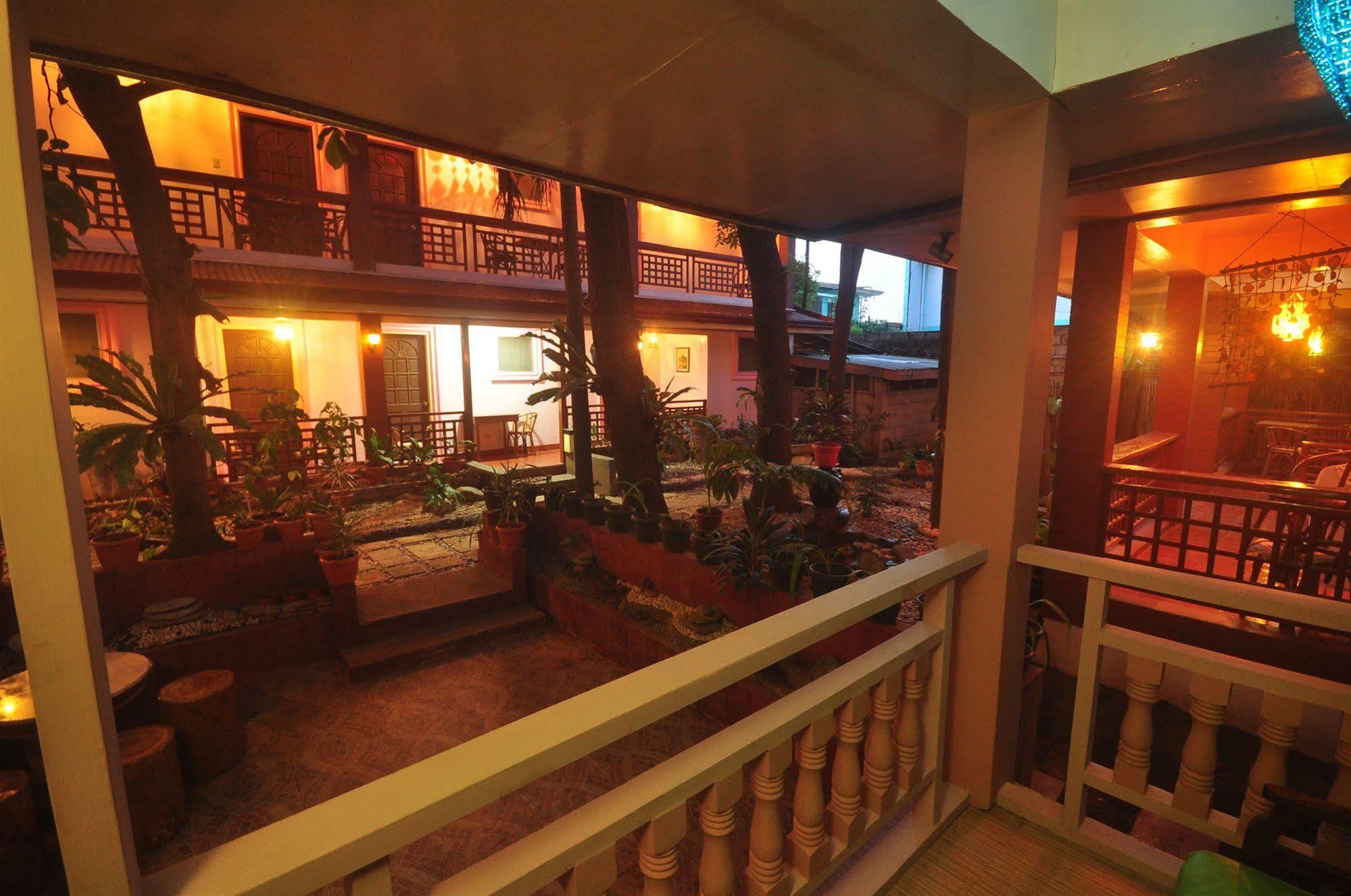 Lola Itang Pension House Tiniguiban Buitenkant foto