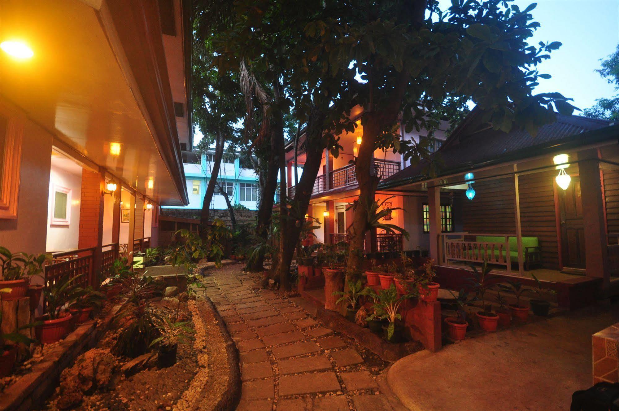 Lola Itang Pension House Tiniguiban Buitenkant foto