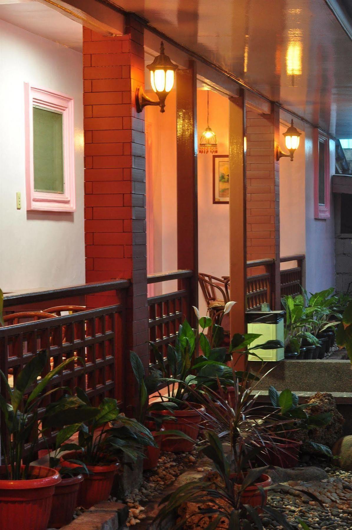 Lola Itang Pension House Tiniguiban Buitenkant foto